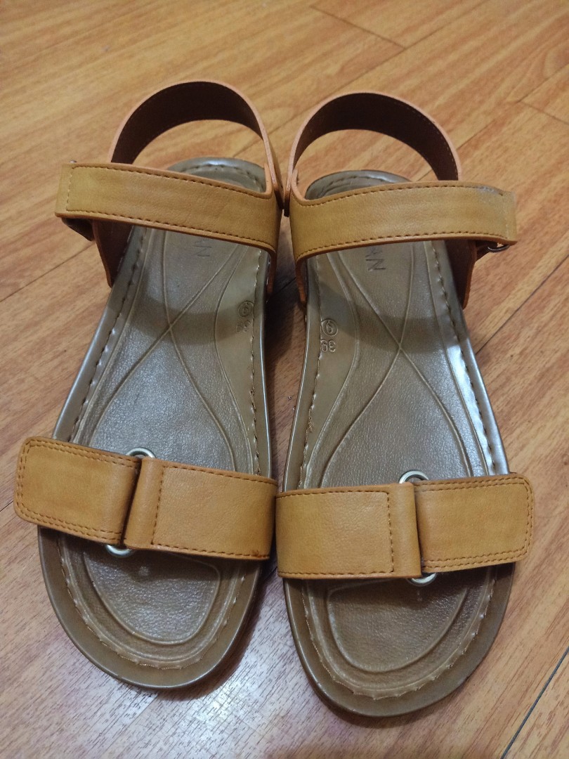 Parisian comfy sandals store