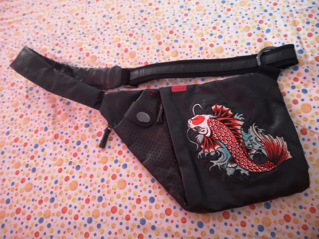 Skinarma sling deals bag