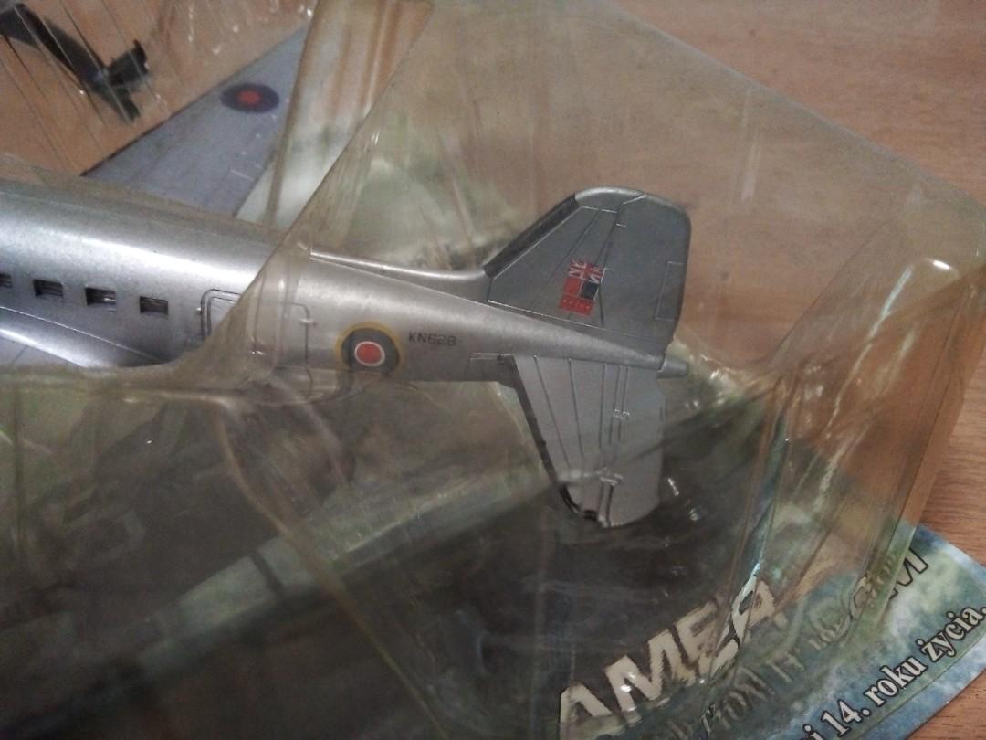 1100 / 1144 aircraft display models for sale, Hobbies & Toys, Toys