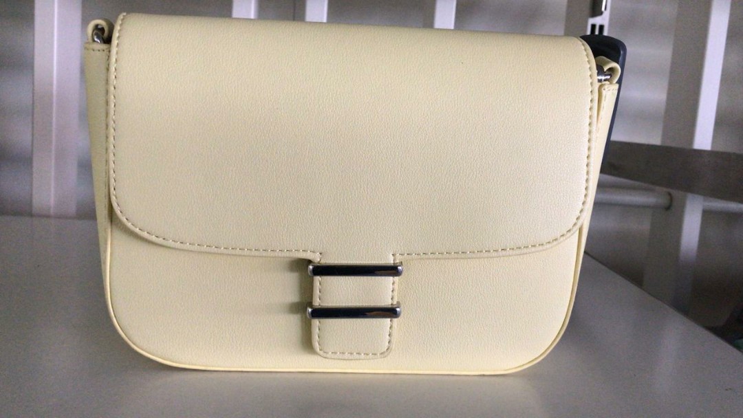 Bershka 2021 Chain Sling Bag, Fesyen Wanita, Tas & Dompet di Carousell