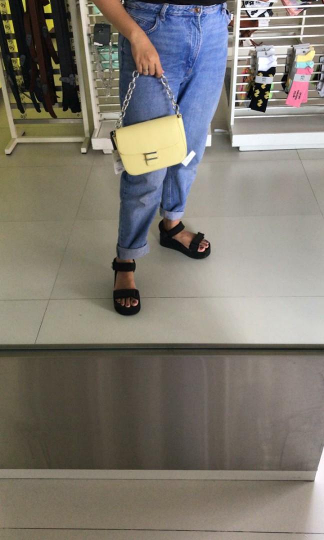 Bershka 2021 Chain Sling Bag, Fesyen Wanita, Tas & Dompet di Carousell