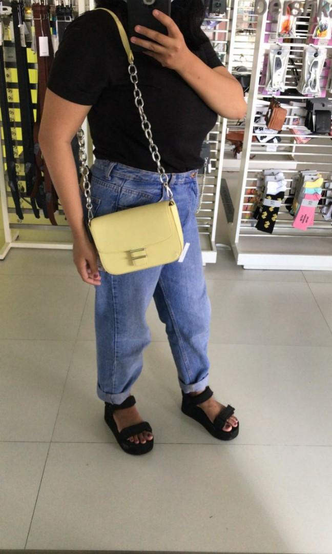 Bershka 2021 Chain Sling Bag, Fesyen Wanita, Tas & Dompet di Carousell