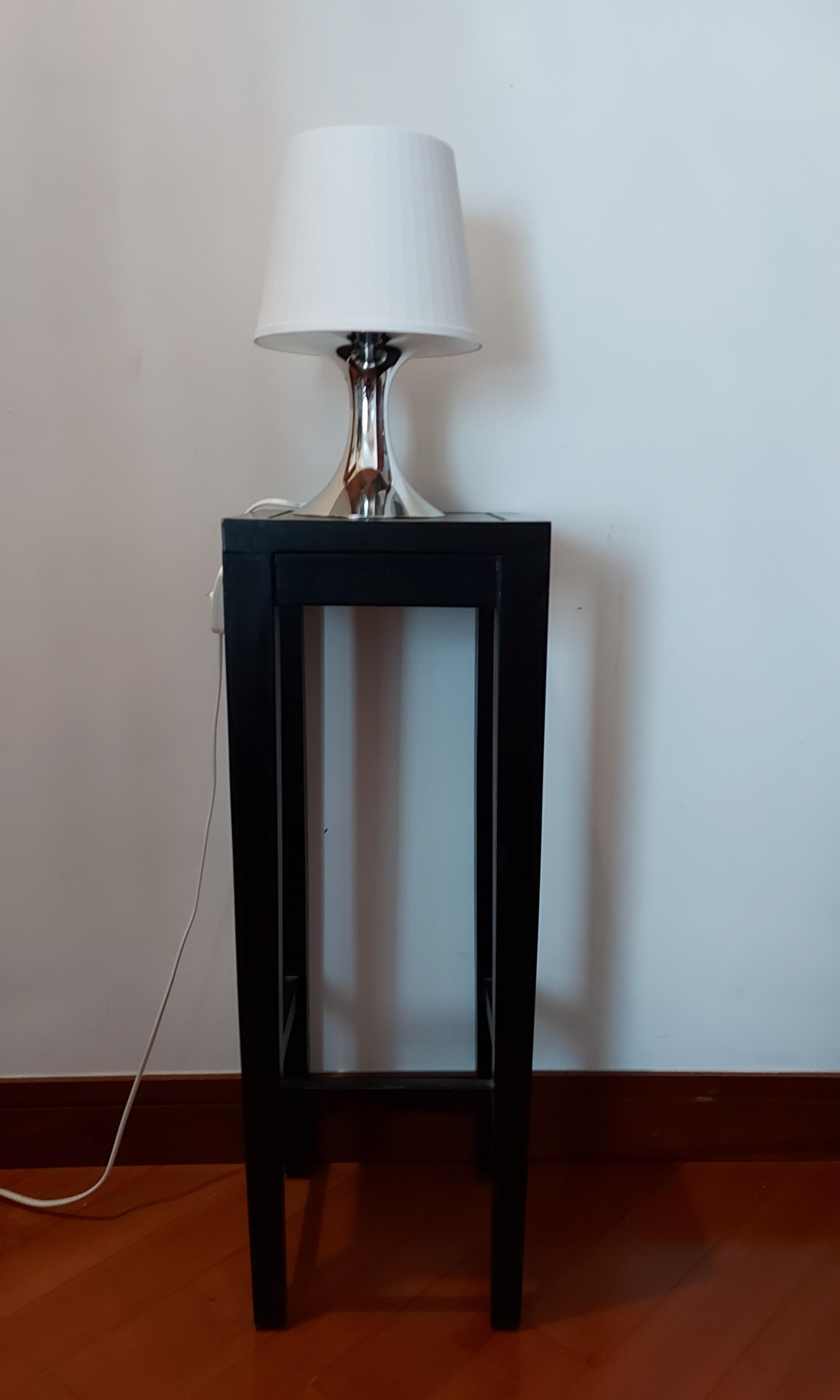 Corner table （分類：桌子）位於 Hong Kong。 由 wana.watch 提交（商品編號 1108558009，圖片 2）。簡介： Beautiful corner table. Great for lamps. 25W x 25D x 70H.。