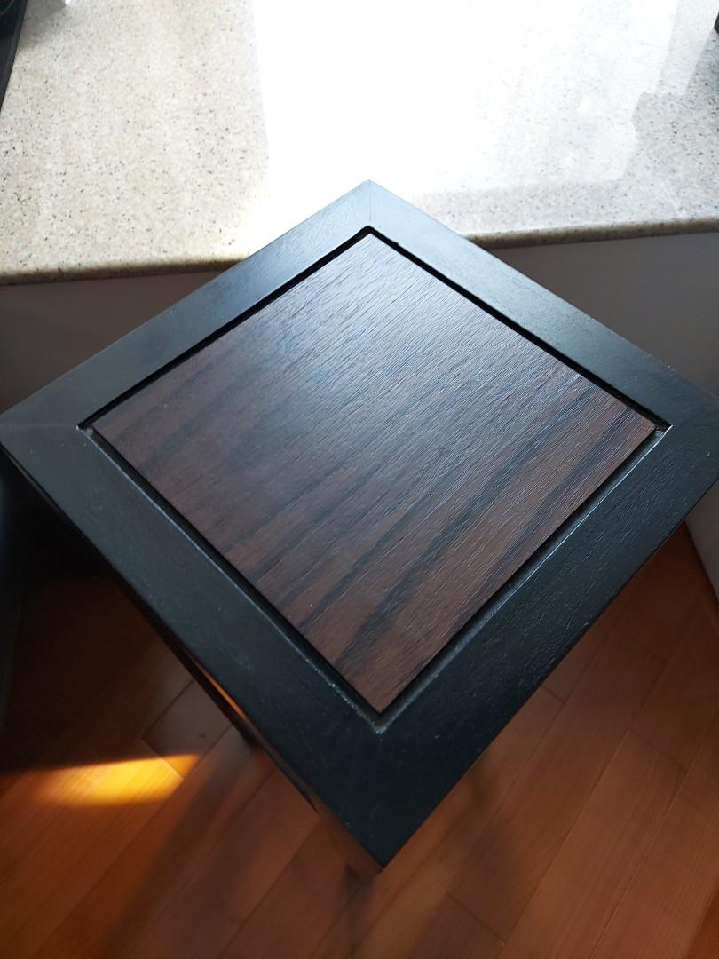 Corner table （分類：桌子）位於 Hong Kong。 由 wana.watch 提交（商品編號 1108558009，圖片 3）。簡介： Beautiful corner table. Great for lamps. 25W x 25D x 70H.。