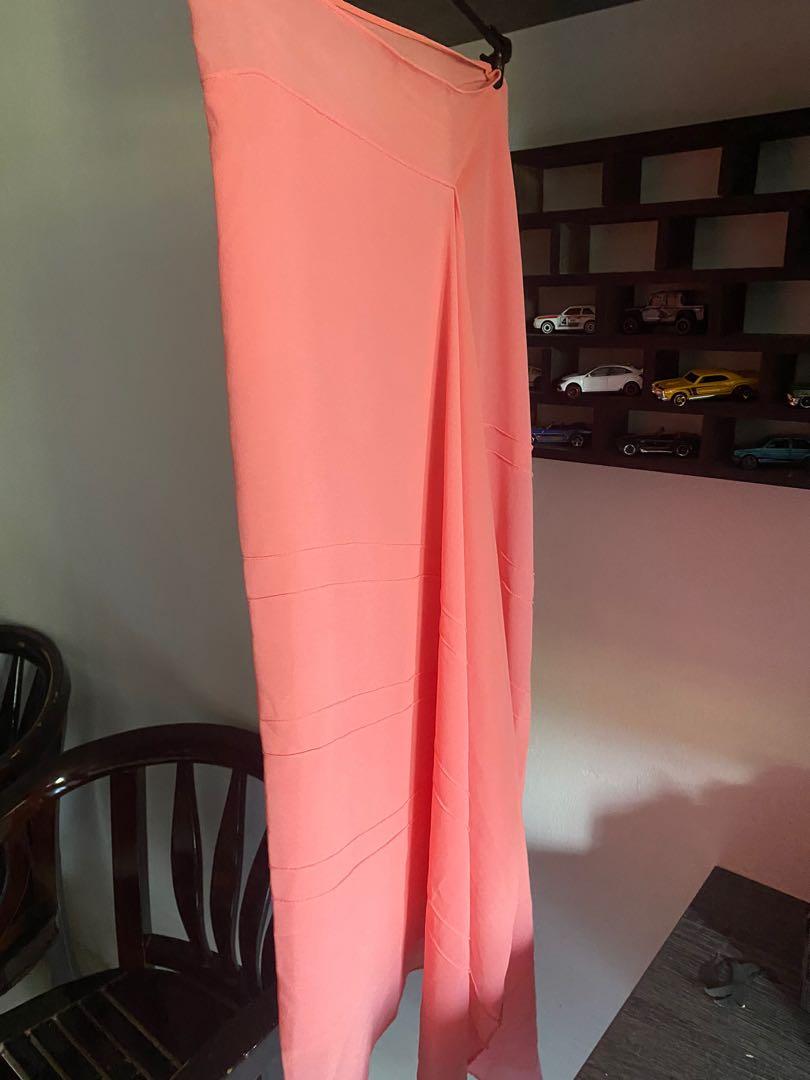 Naelofar basic (Category: Blouses) located in Batu Arang. Submitted by akemi1814 (Listing ID 1108509781, Image 2). Description: Naelofar basic Authentic (never worn).
