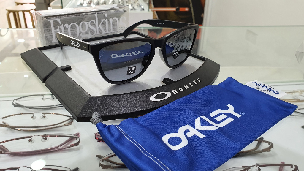 Oakley Frogskins OO9444F 35th Anniversary Matte Black, Men's Fashion,  Watches & Accessories, Sunglasses & Eyewear on Carousell