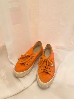 橘色厚底帆布鞋