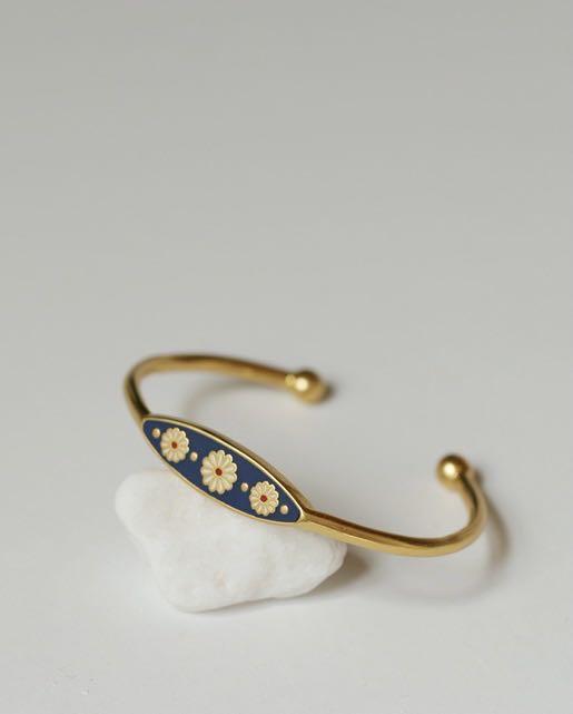 Daisy best sale cuff bracelet