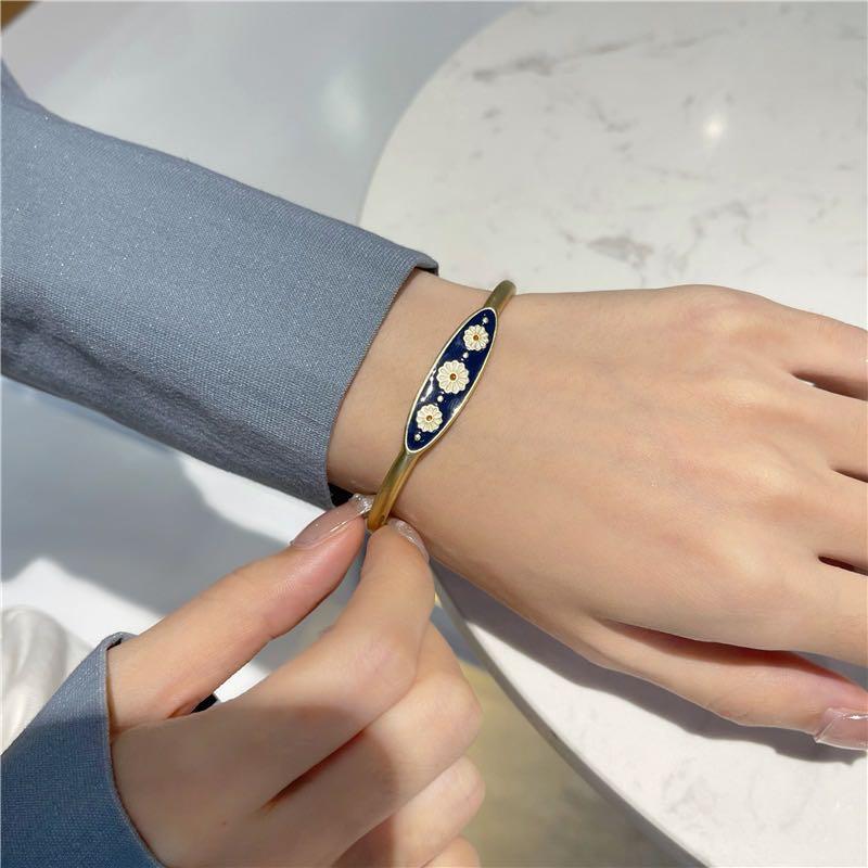Daisy best sale cuff bracelet