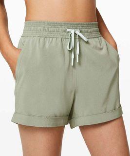 Lululemon spring break away short 3” (size 4, sea moss)