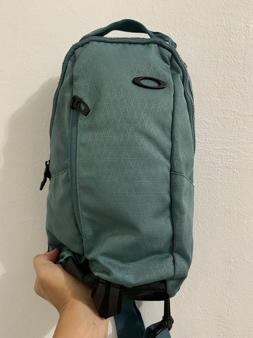 Oakley essential 2025 sling 2.0