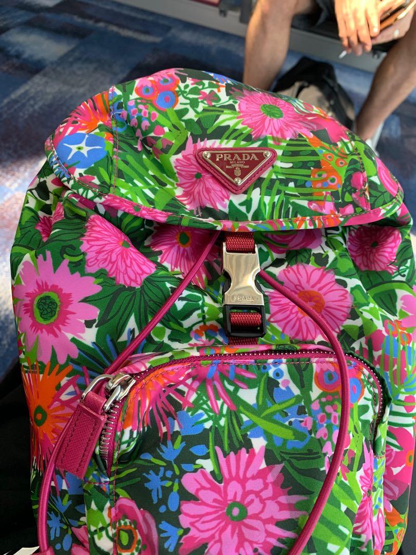 Prada backpack （分類：銀包、卡片套）位於 Hong Kong。 由 niceboutique 提交（商品編號 1108904835，圖片 1）。簡介： Rare pattern Long lasting style Bought from japan Prada shop。