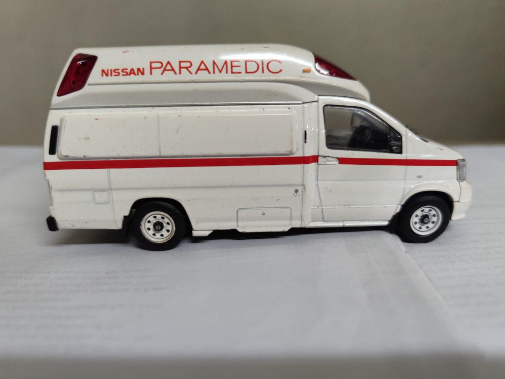 TOMICA LIMITED VINTAGE NEO43 Nissan Elgrand Paramedic Ambulance LV