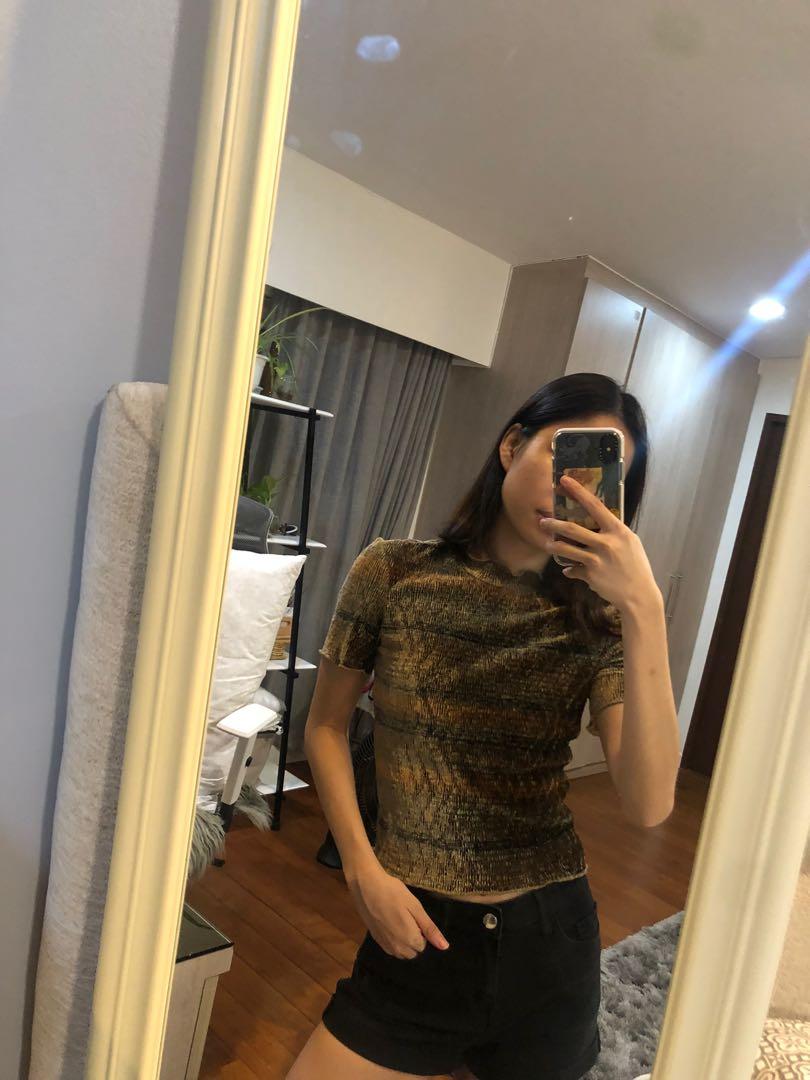 Zara Velvet Semi-Cropped Top (Category: Shirts) located in Paranaque City. Submitted by kgs.stuff (Listing ID 1108732297, Image 2). Description: 10/10 Condition Good as new, only worn out once.