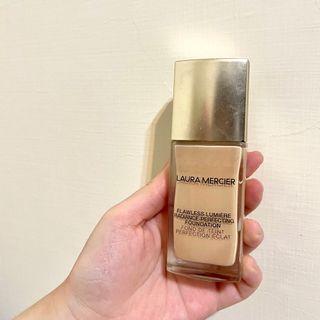 LAURA MERCIER 粉底液