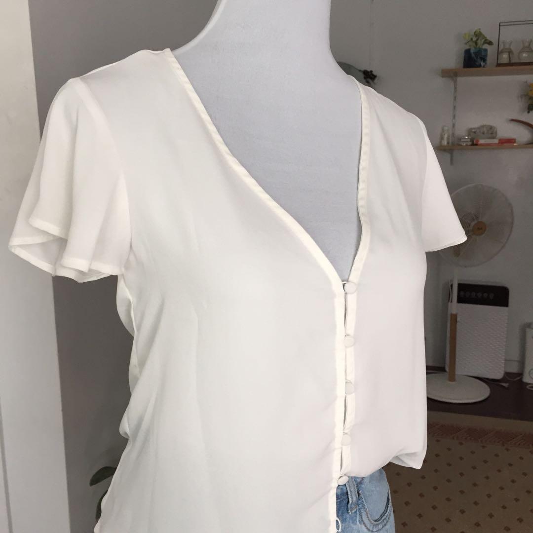 New Look semi see through top (Category: Blouses) located in Manila. Submitted by cb0903 (Listing ID 1108950836, Image 2). Description: Size s-m Used once No issue — good as new Rfs: decluttering Location: Marikina Delivery: mr speedy or gogo express Will give discount for two or more purchase! 💖.