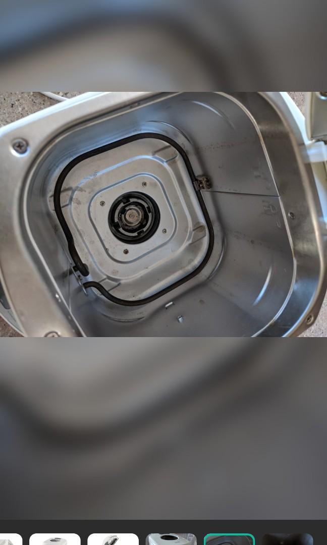 Philips bread maker (Category: Breadmakers) located in Singapore. Submitted by gawsipy (Listing ID 1109080599, Image 3). Description: A lightly used automatic bread maker. put flour, water, yeast, salt and oil and see the magic works..