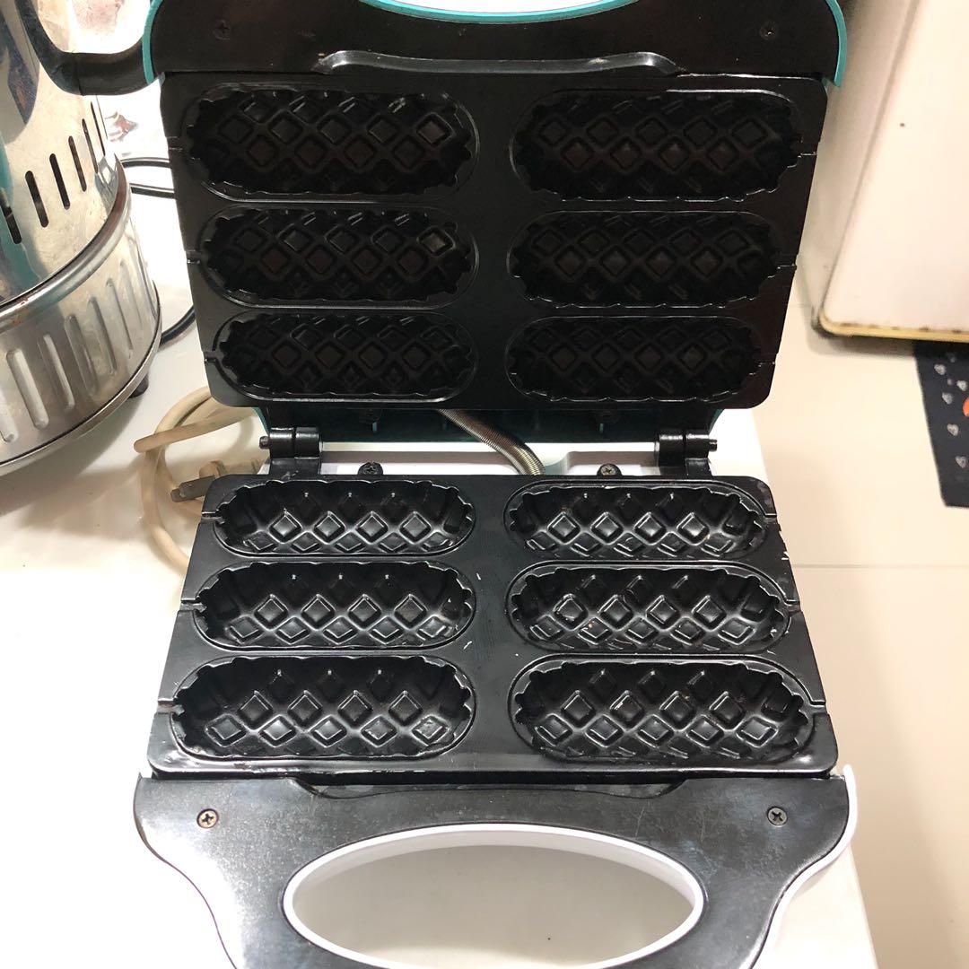 Hotdog waffle maker for sale (Category: Cookers) located in Manila. Submitted by rnc.shop (Listing ID 1109304040, Image 2). Description: American Heritage brand -Good condition, no issue -Delivery fee c/o buyer -Pick up location in Manila.