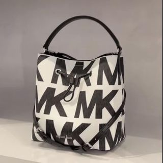 (Category: ) located in . Submitted by vadercloset (Listing ID 1109263239, Image 1). Description: .