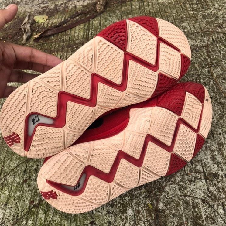 Kyrie 4 outsole top