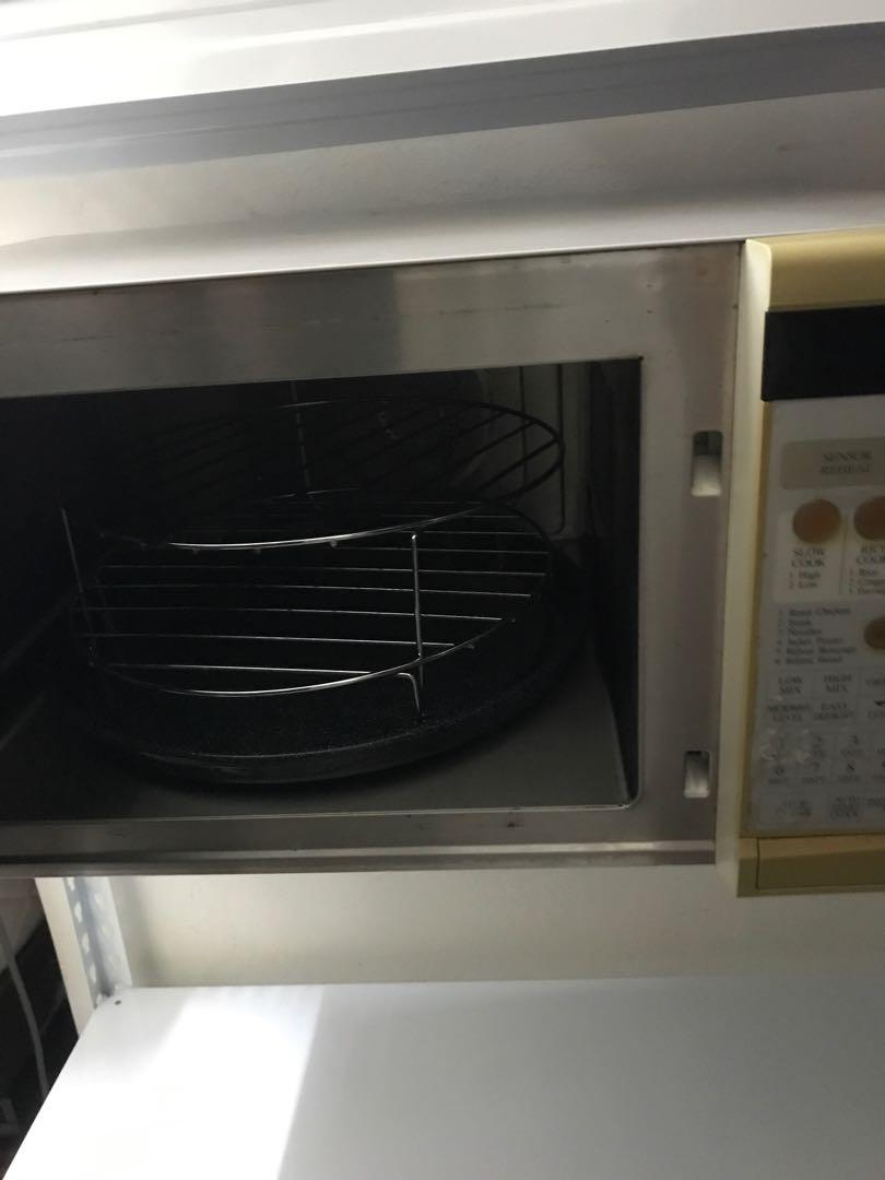 Sharp microwave (Category: Ovens & Toasters) located in Kuala Lumpur. Submitted by randomstuff0 (Listing ID 1109239029, Image 3). Description: Still in good condition Easily make your food hot or even prepare a meal in less than 1 minute .