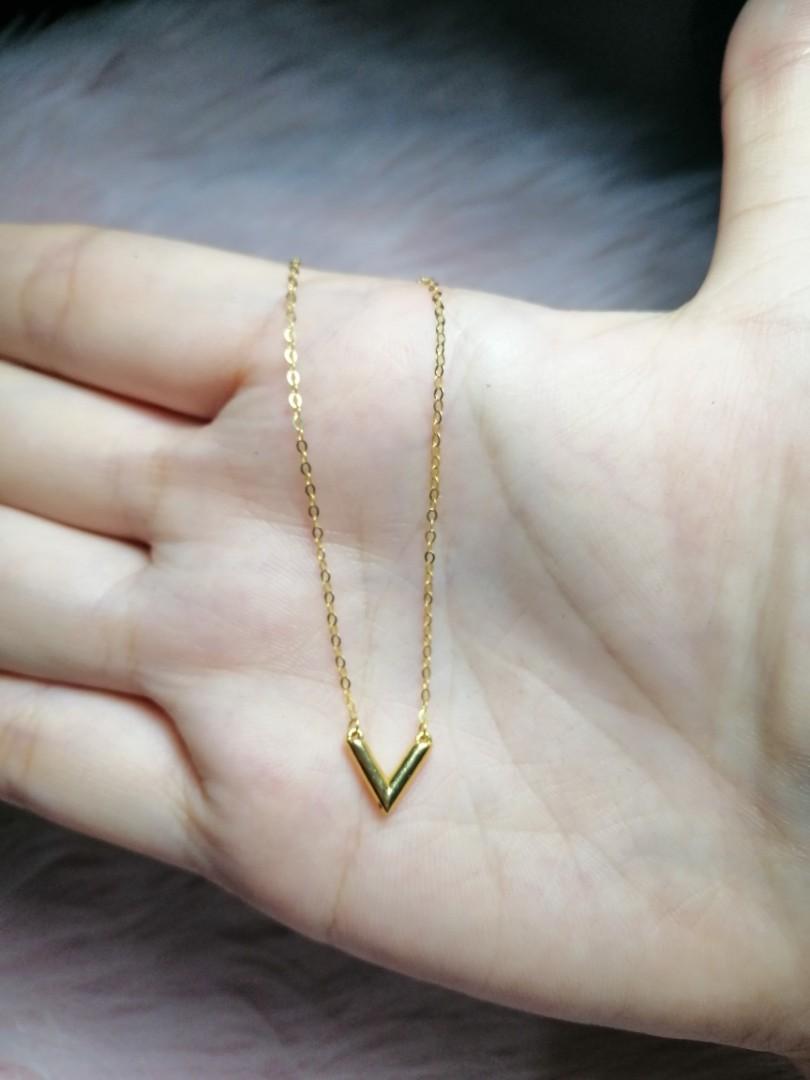 18k Gold V Necklace Pawnable, Women's Fashion, Jewelry & Organizers,  Necklaces on Carousell