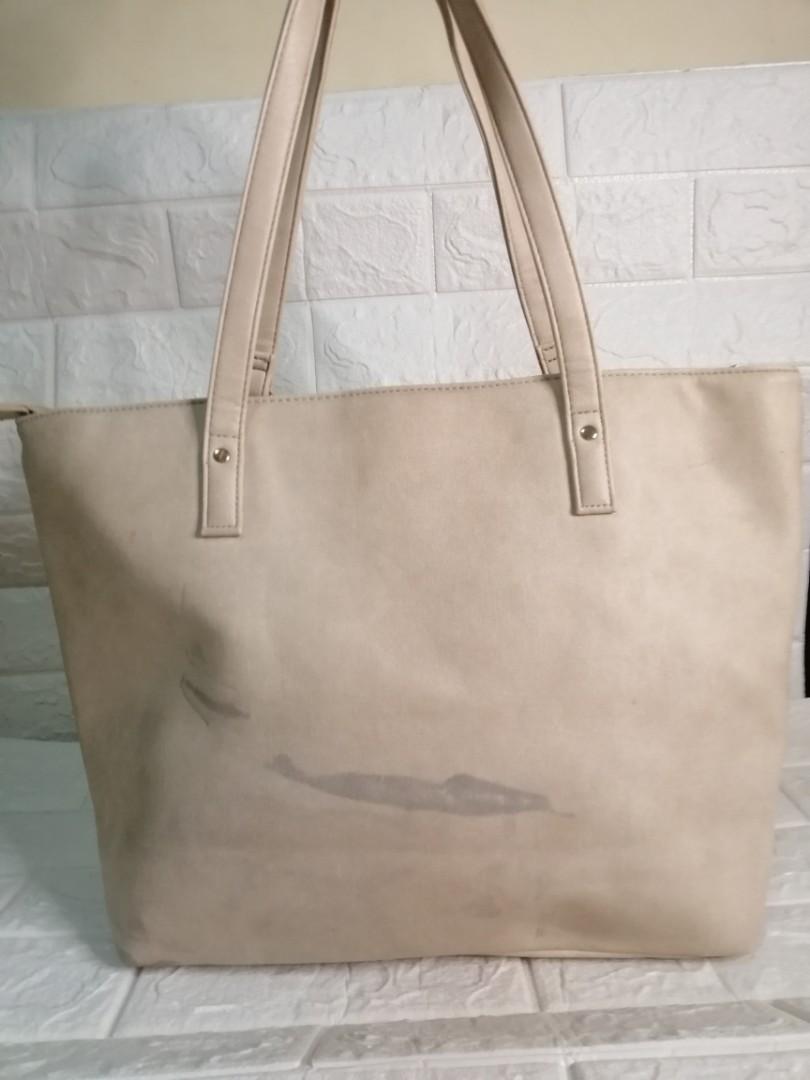Cecil Mcbee Leather Tote Bag (Category: Luxury Bags & Wallets) located in Las Pinas. Submitted by etoksi1234 (Listing ID 1109512581, Image 2). Description: Pre-loved Cecil Mcbee Leather Tote bag... With color transfer at the back of the bag... With good leather condition... Gold hardware... Large size bag... Please manage your expectations. All sales are final. Kindly examine pictures carefully when buying online. No return, exchange policy....