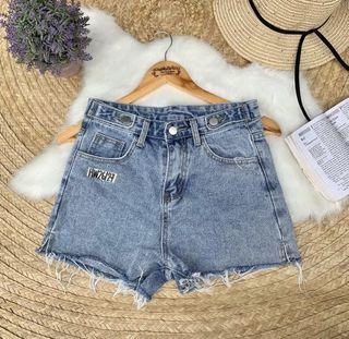 Hiwaist denim shorts
