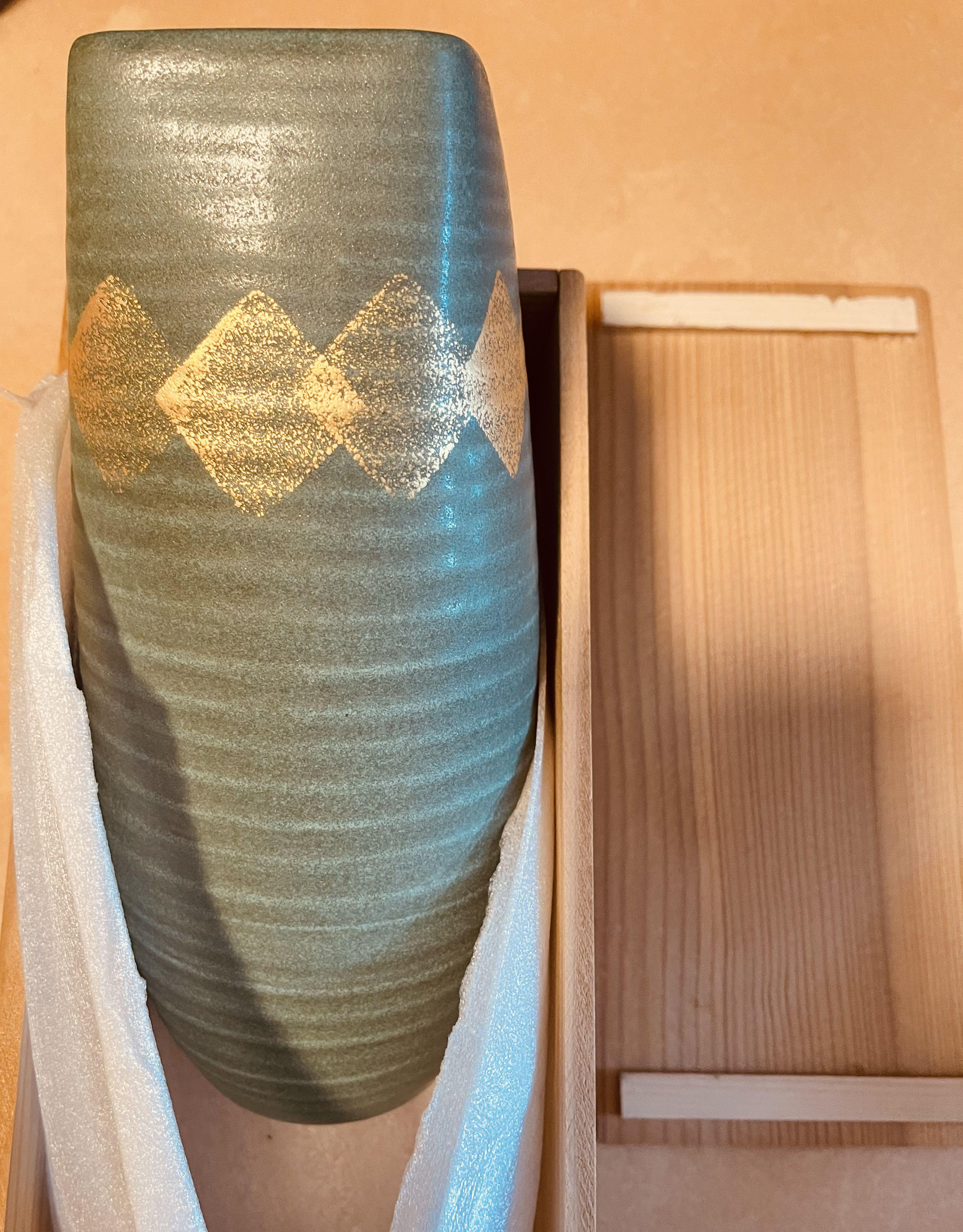 日本花瓶花樽連原木盒日本製描金箔湖水綠made In Japan 傢俬 家居 其他on Carousell