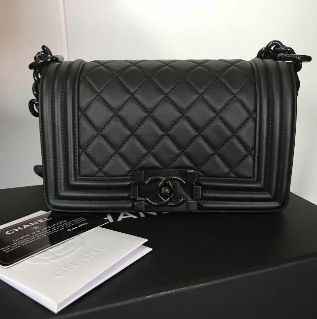 So black hotsell chanel boy bag