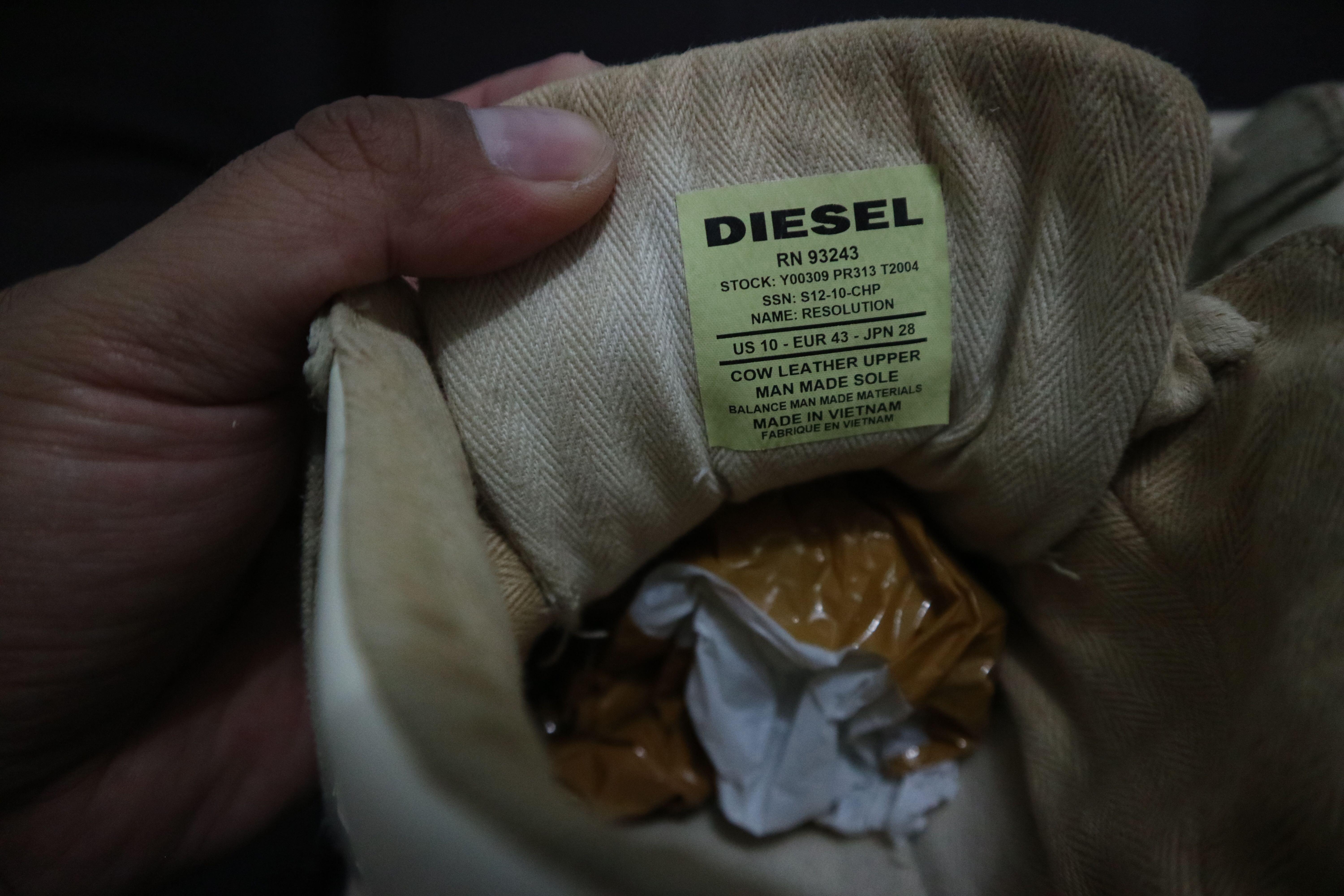 Diesel resolution RN93243, Fesyen Pria, Sepatu , Sneakers di Carousell