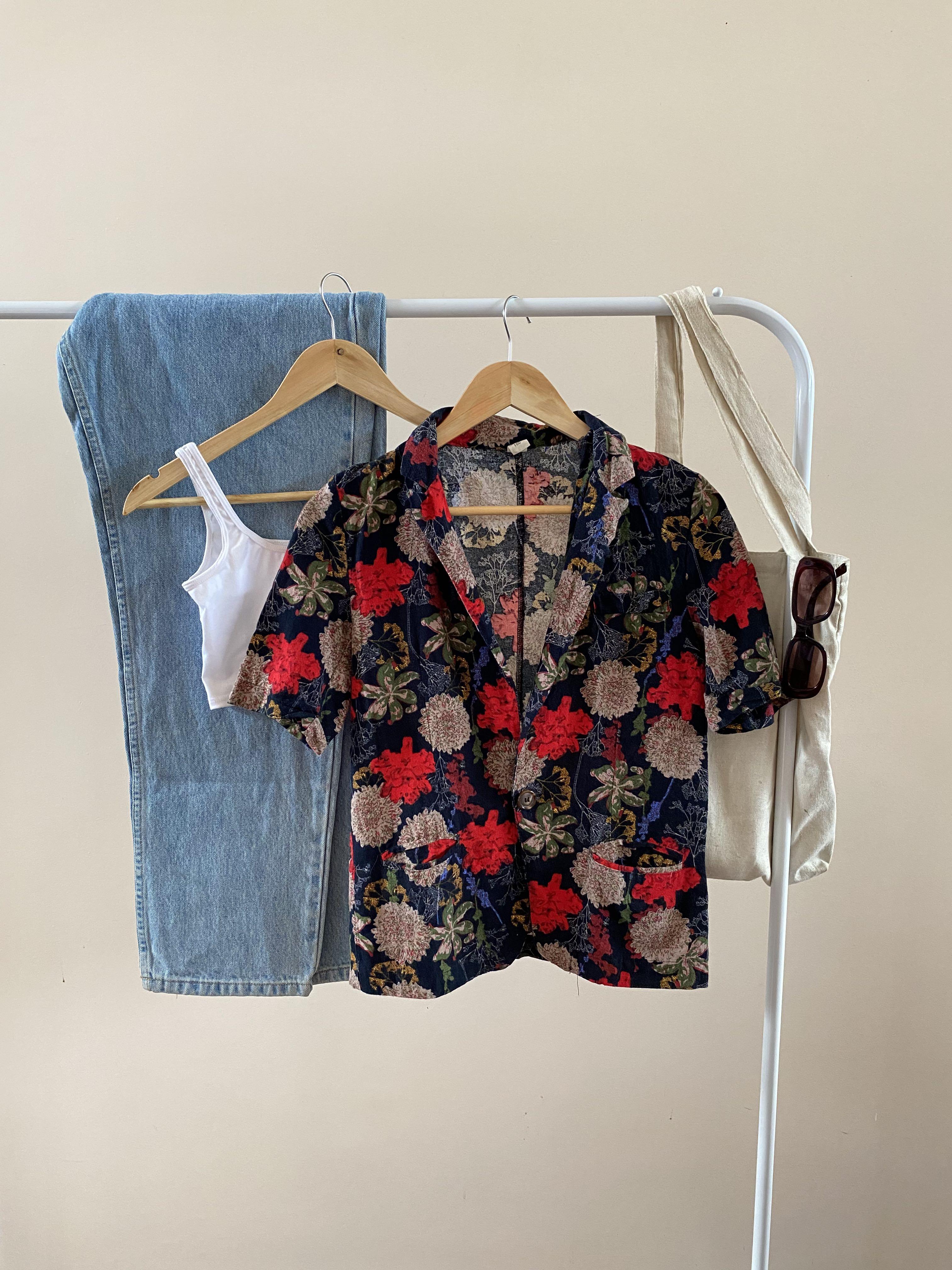Funky Floral Polo (Category: Others Tops) located in Naga. Submitted by sunbeamstudios (Listing ID 1109656837, Image 2). Description: fits s-m Mine - P350 Steal - P400 Grab - P450.