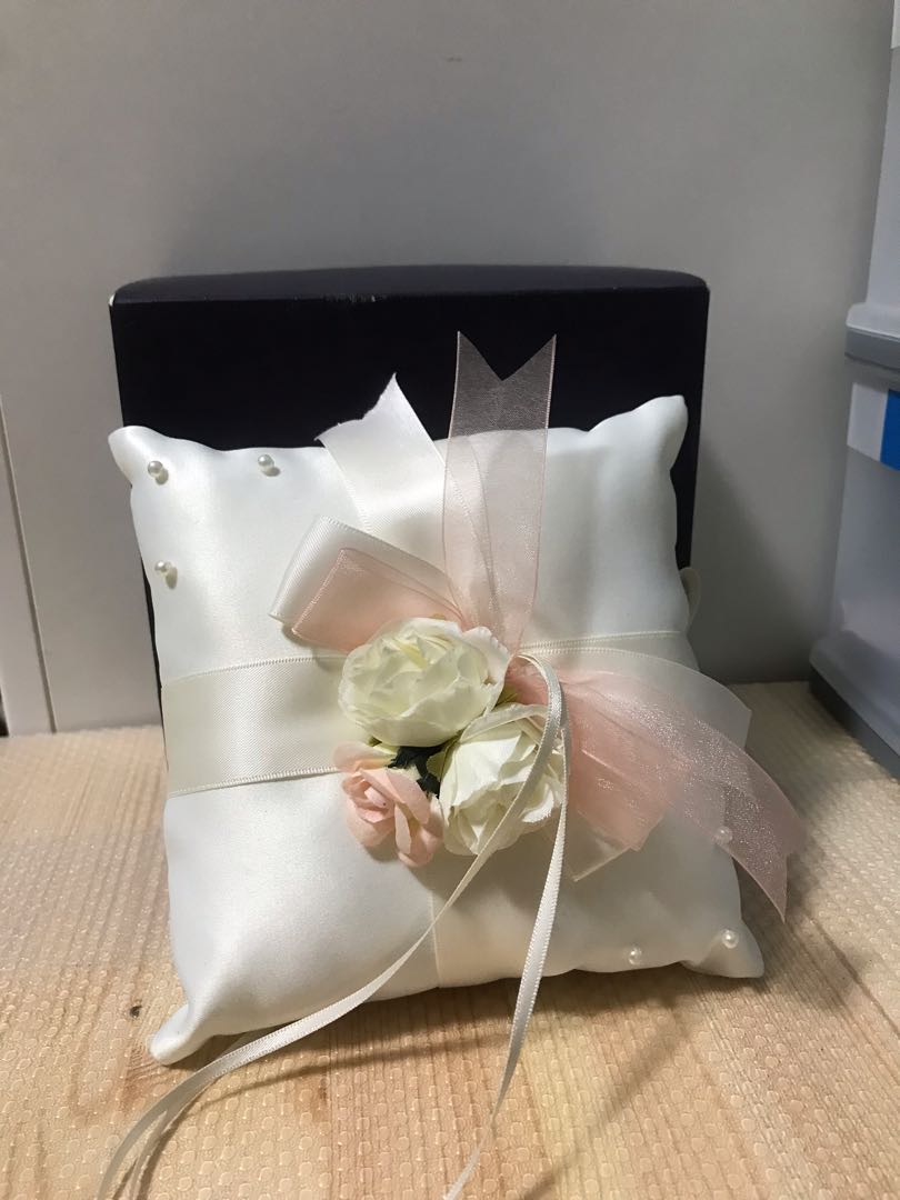Wedding ring top pillow designs