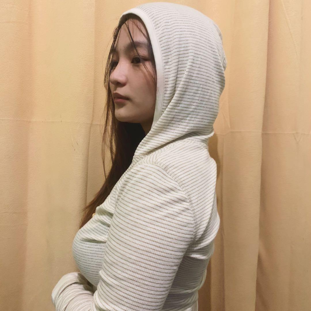 Guess longsleeves with hoodie (Category: Blouses) located in Quezon City. Submitted by cabdeclutters (Listing ID 1109642989, Image 1). Description: With minimal stain but not noticeable. .