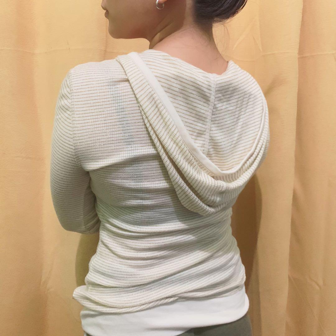 Guess longsleeves with hoodie (Category: Blouses) located in Quezon City. Submitted by cabdeclutters (Listing ID 1109642989, Image 2). Description: With minimal stain but not noticeable. .