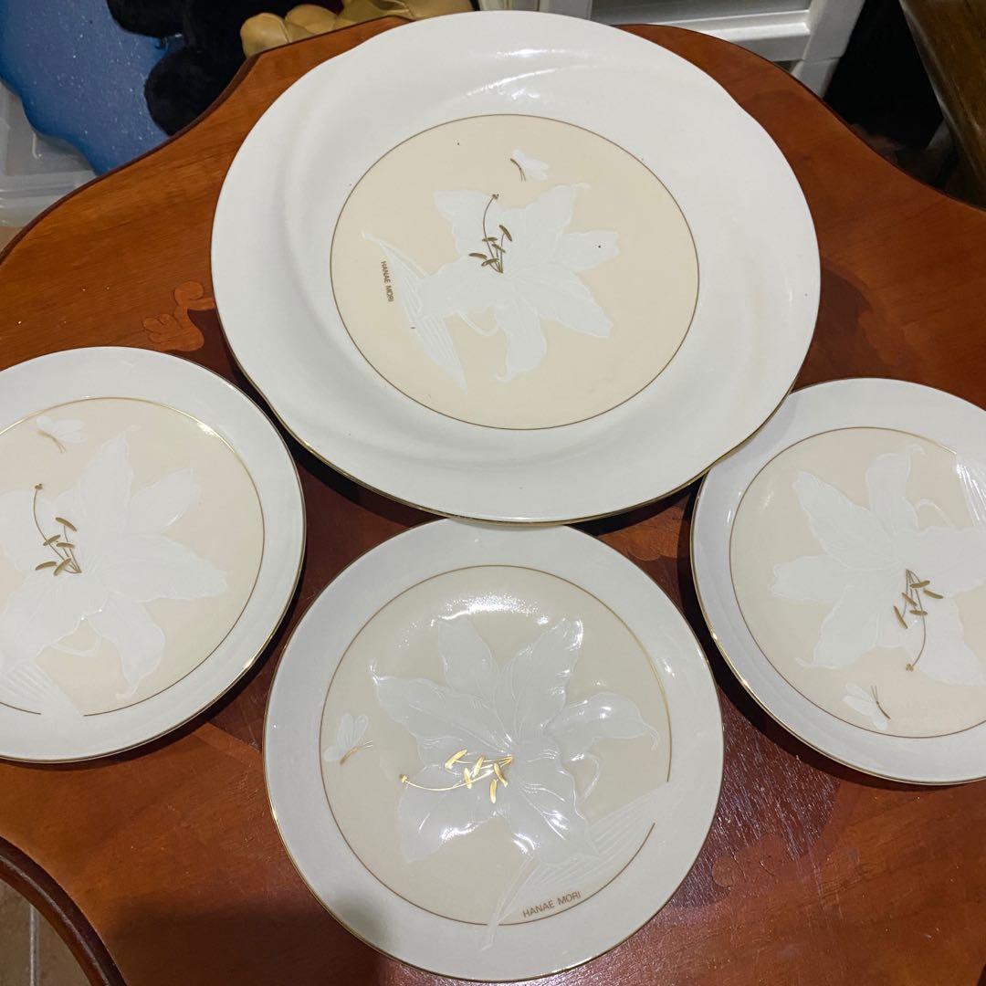 Hanae Mori Flower plate set (Category: Dinnerware & Cutlery) located in Quezon City. Submitted by kb0030 (Listing ID 1109668387, Image 1). Description: Hanae Mori Inclusions 1 big plate 3 cake plates With small gold rubs .