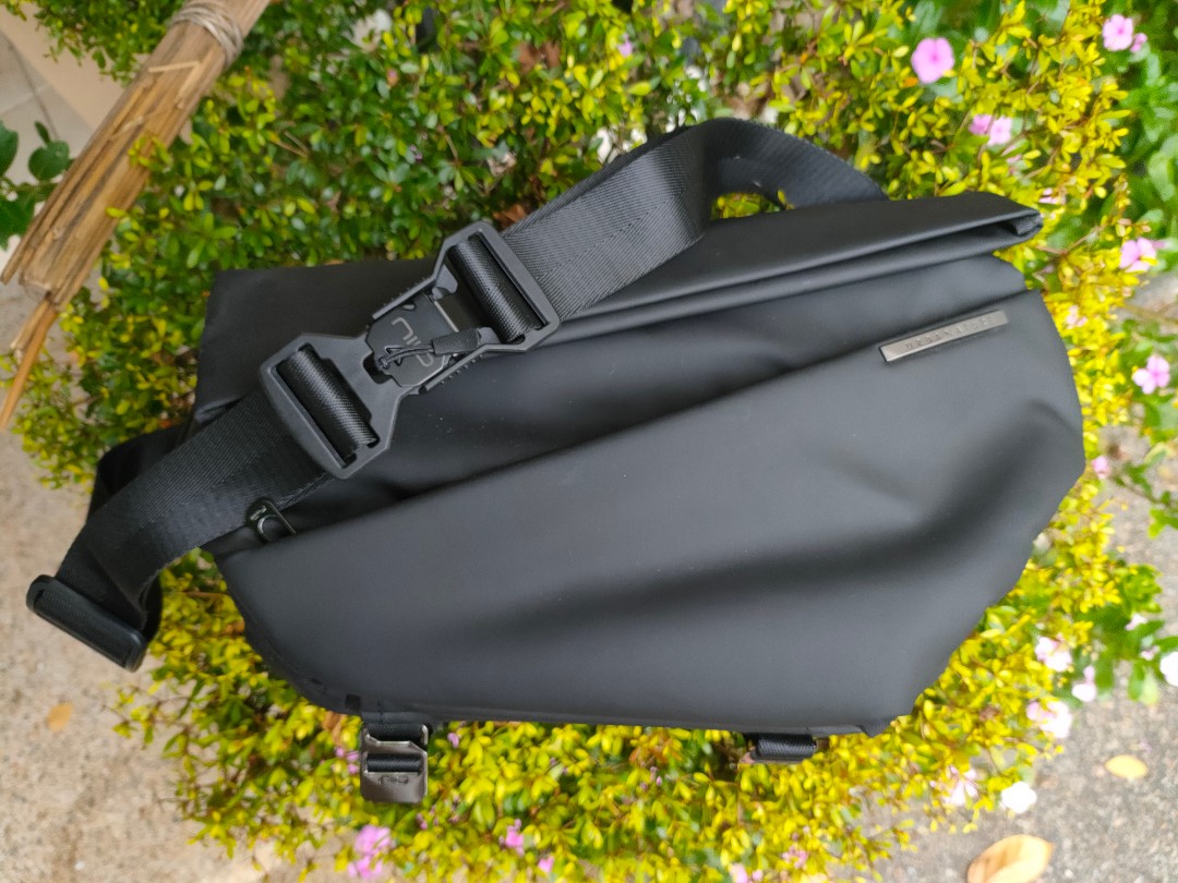 NIID R1 Radiant Urban Sling bag, Men's Fashion, Bags, Sling Bags on