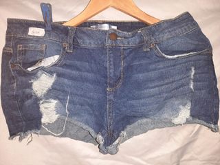 (Category: ) located in . Submitted by voluptuouswardrobe (Listing ID 1106841128, Image 1). Description: .