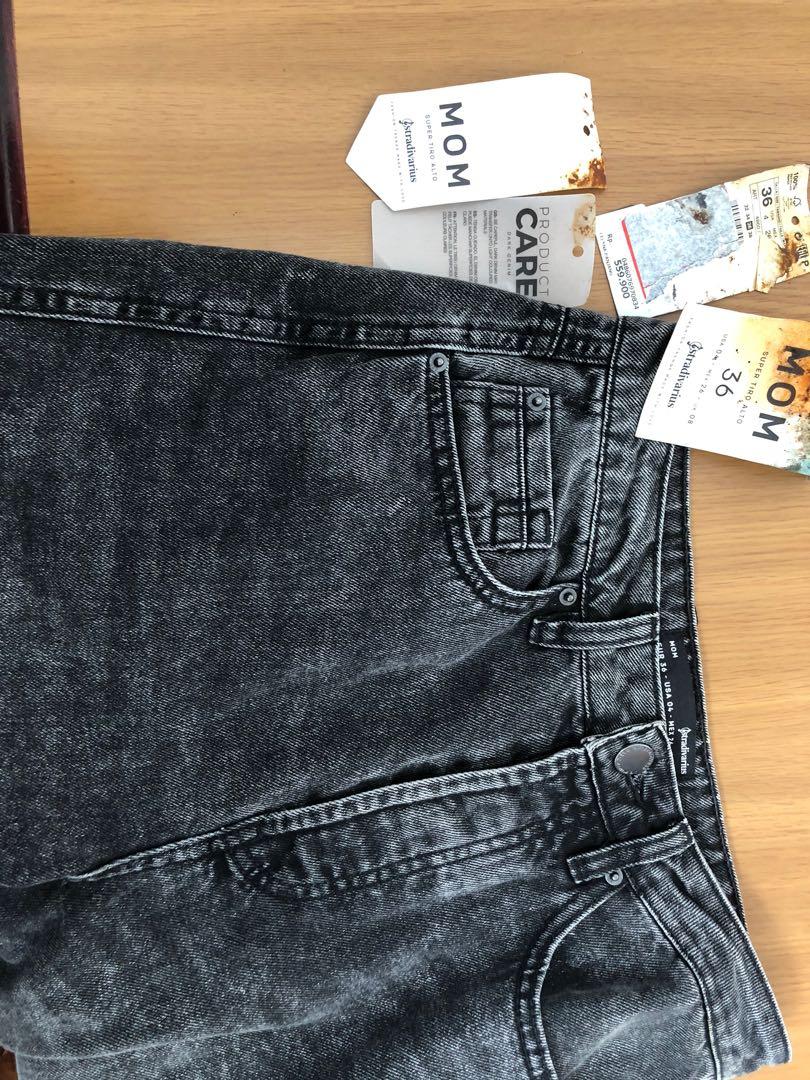 Stradivarius mom jeans, Fesyen Wanita, Pakaian Wanita, Bawahan di Carousell