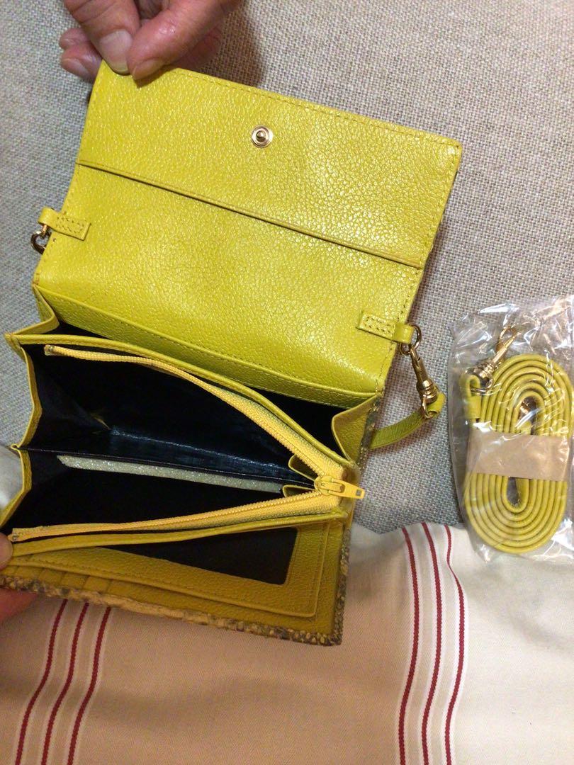 Beverly Ladies Yellow Genuine Python Skin Clutch Bag/Wallet with Detachable Long and Short Carrying Strap （分類：多用途袋）位於 Hong Kong。 由 harrychan2003 提交（商品編號 1109953997，圖片 3）。簡介： Dimensions: Width 6 inch x Depth 4.5 inch x Thickness 2 inch. Dust Bag included. 。