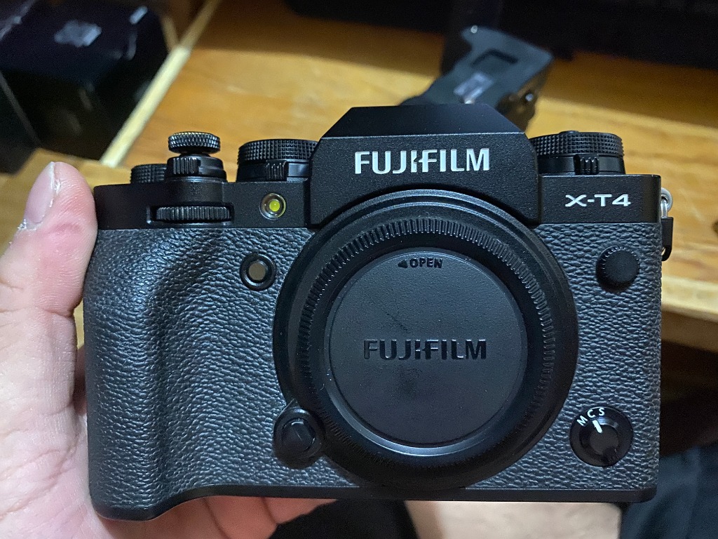 FUJIFILM XT-4 BODY BLACK + VG-XT4 直倒+ 黑檀木手柄+ 一原廠兩粒副廠電,不散放, 攝影器材, 鏡頭及裝備-  Carousell