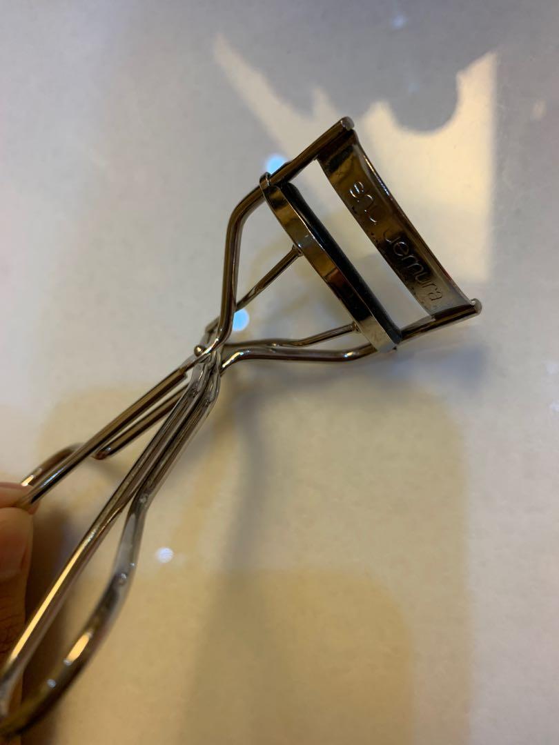 Shu Uemura eyelash curler (Category: Makeup) located in Makati City. Submitted by ephemera.edit (Listing ID 1109779220, Image 1). Description: Shu uemura eyelash curler. Perfect condition. Rubber still very furm and springy. Used 3x. RFS- I dont really apply mascara. Shu uemura is often hailed as the best brand in eyelash curlers.