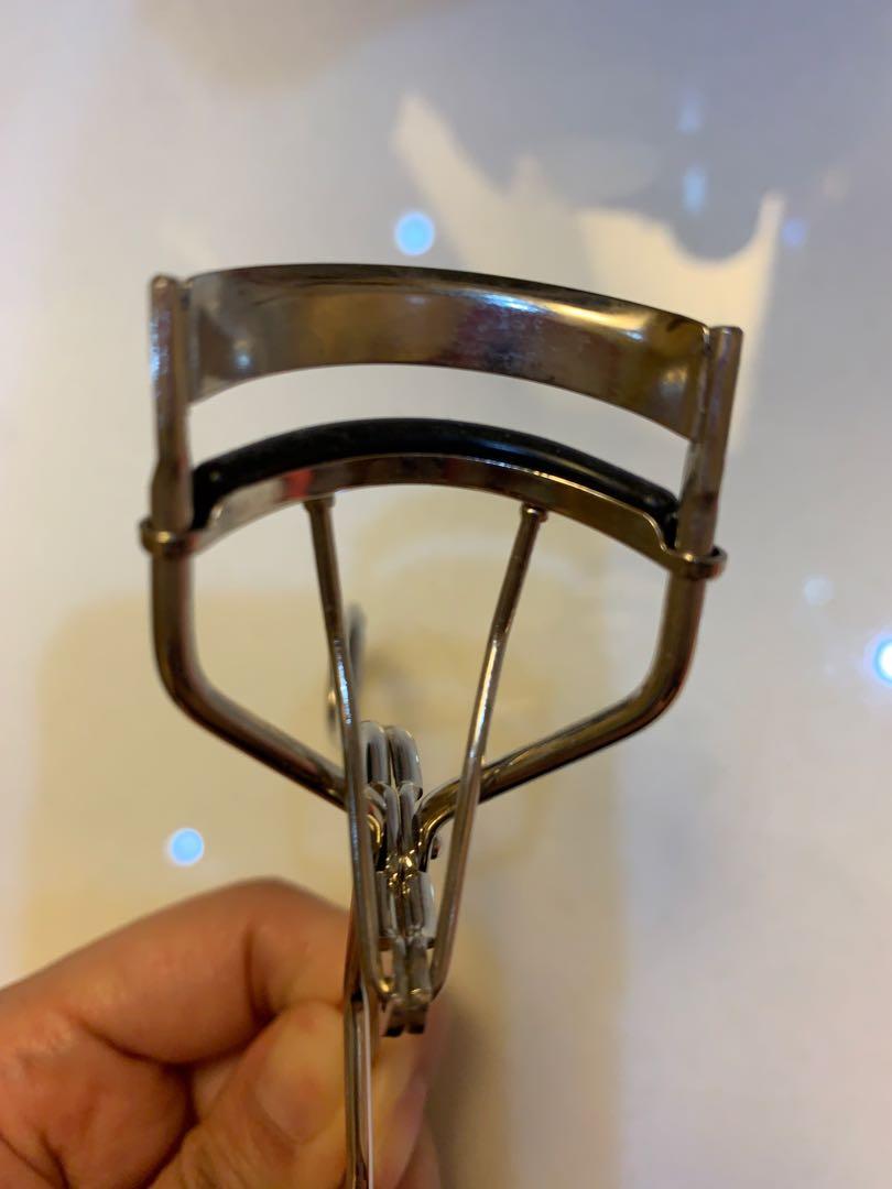 Shu Uemura eyelash curler (Category: Makeup) located in Makati City. Submitted by ephemera.edit (Listing ID 1109779220, Image 2). Description: Shu uemura eyelash curler. Perfect condition. Rubber still very furm and springy. Used 3x. RFS- I dont really apply mascara. Shu uemura is often hailed as the best brand in eyelash curlers.