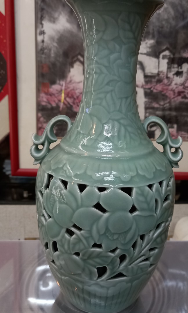 A celadon flower vase,North Korea, 青瓷花瓶,北朝鲜