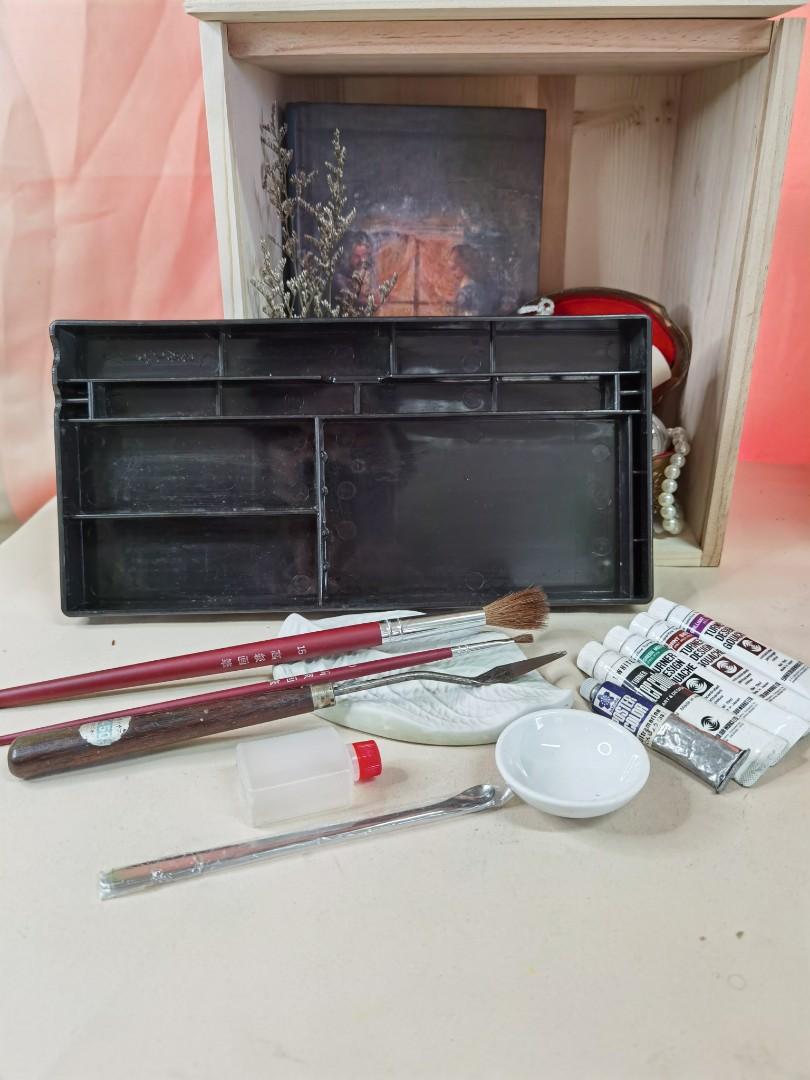 Art materials (Category: Craft Supplies & Tools) located in Valenzuela. Submitted by shikkufindsmla (Listing ID 1110100961, Image 2). Description: Art Set Includes: Kuretake Organizer (with built in brush rest for 2 brushes) 2 Brushes (0 flat brush and 15 round brush) 1 Japanese Palette Knife Ceramic Paint Dish Paint Mixing Spoon Water Dropper 5 Turner and Sakura Paints 80-90%Full (Gouache & Poster) Colors: Perm Green Burnt Sienna Brilliant Viole