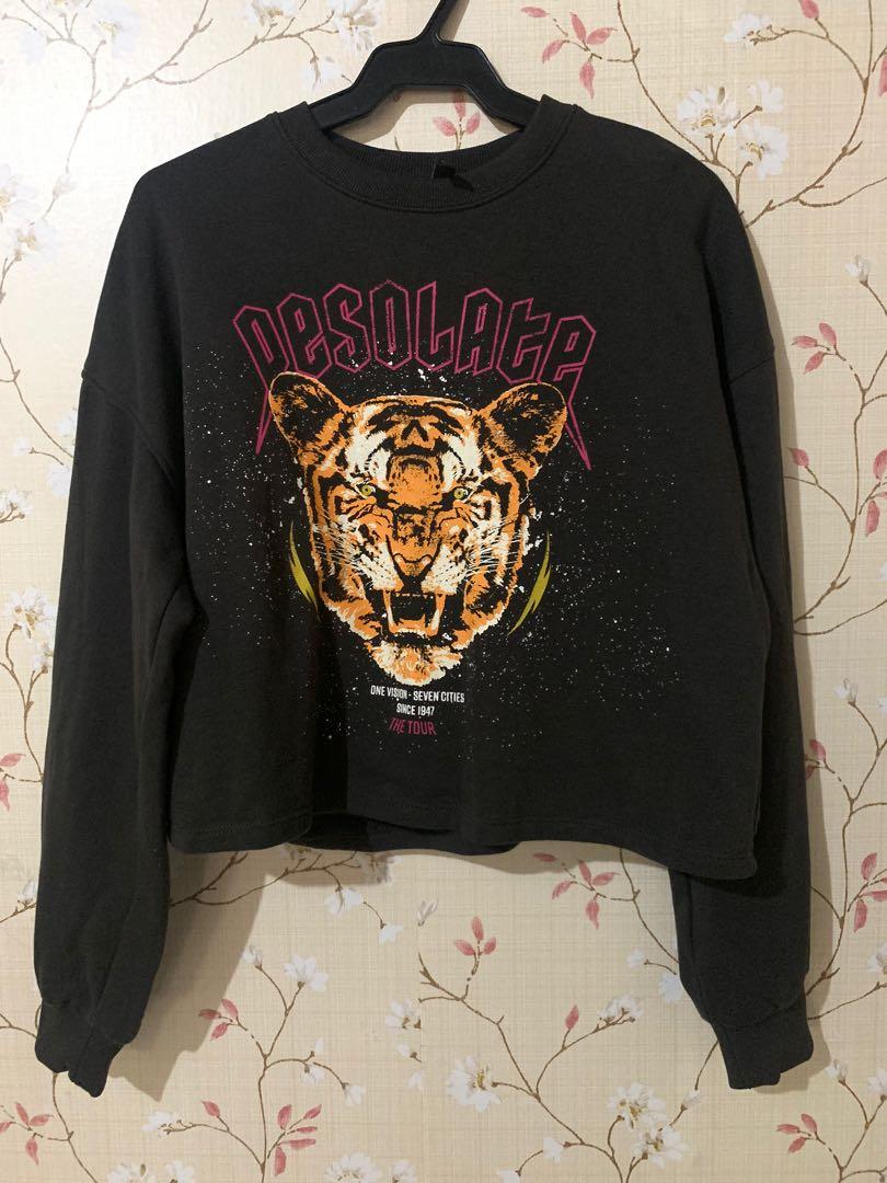 H&M Cropped Sweatshirt (Category: Coats, Jackets and Outerwear) located in Pasig City. Submitted by _missdee (Listing ID 1110024126, Image 1). Description: • Used twice only • 10/10 Rfs: decluttering .