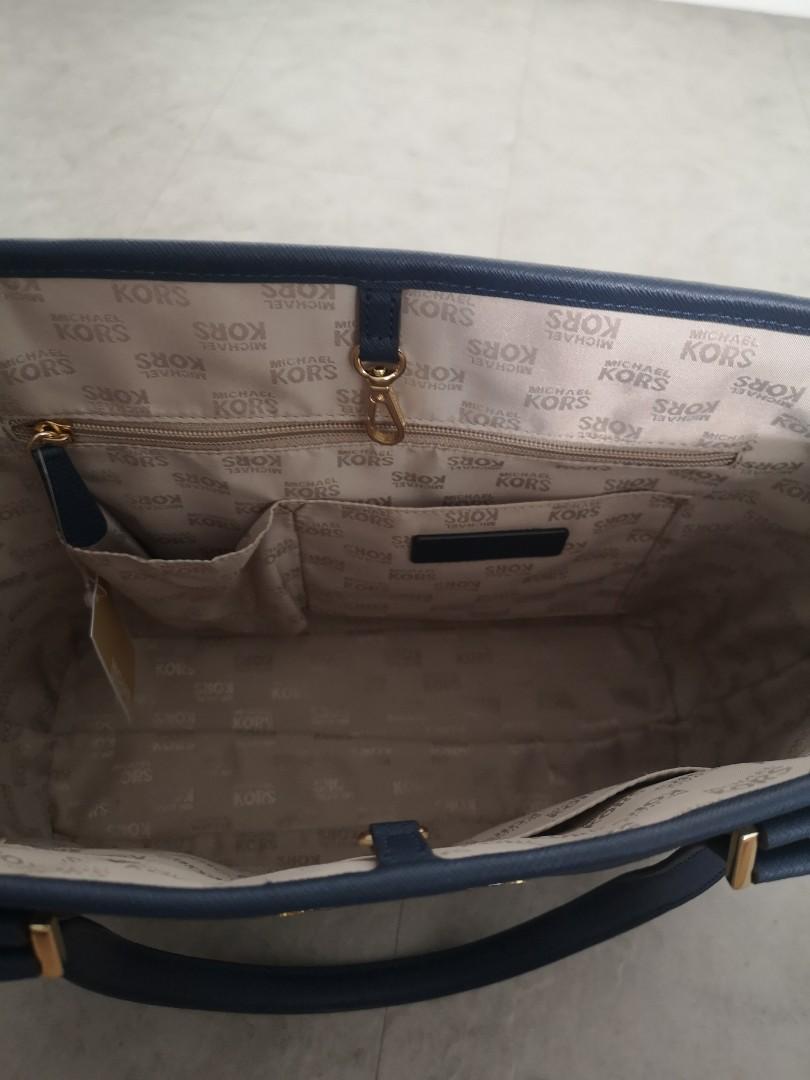 Michael Kors Carry Totebag, Women's Fashion, Bags & Wallets, Tote Bags