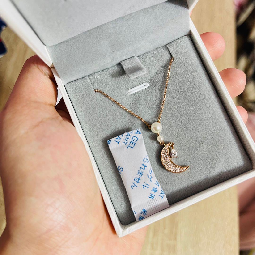 Mikana top moon necklace
