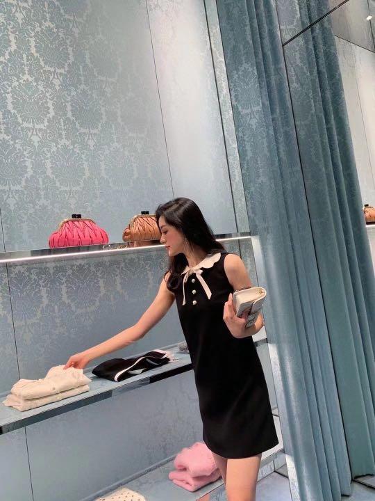 【新品タグ付】MIU MIU ミュウミュウ 大きめボタン ワンピース 黒 38