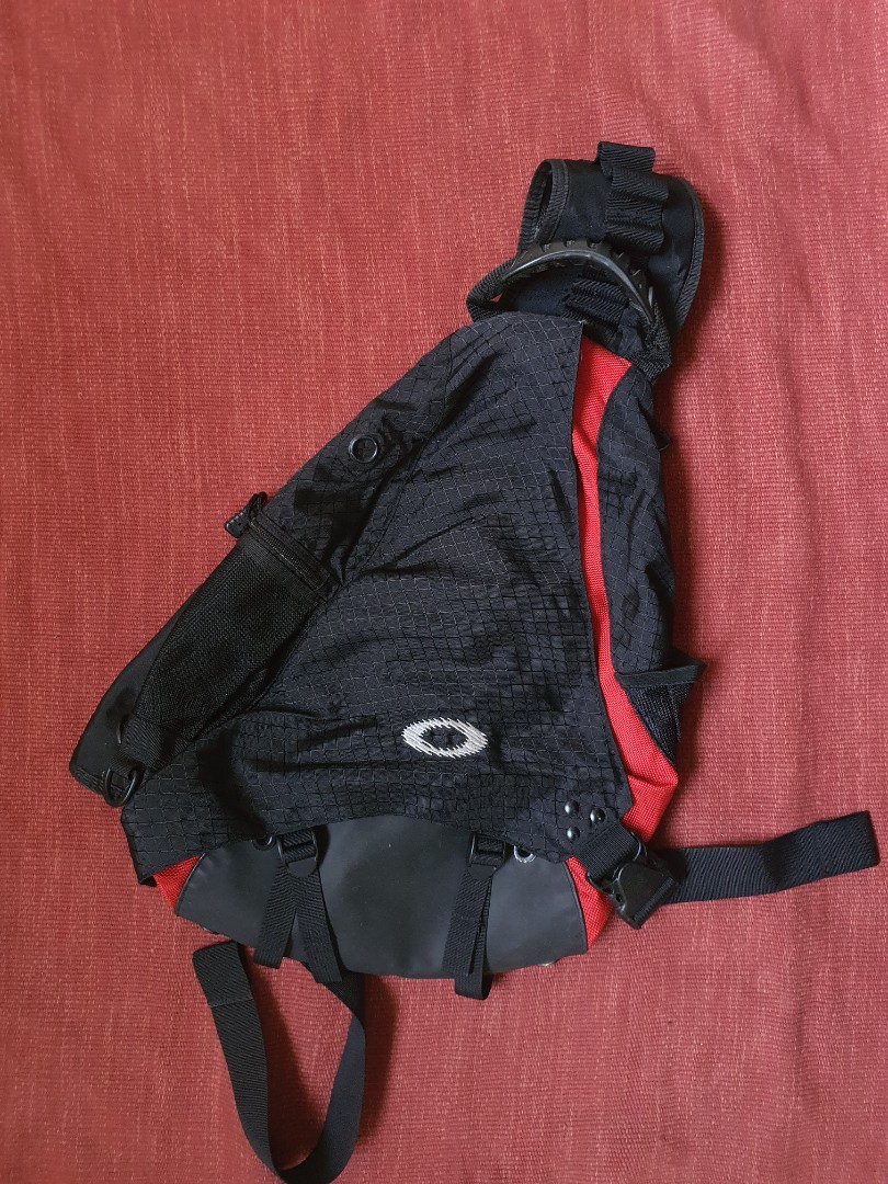 OAKLEY CROSS BODY BAG, Men's Fashion, Bags, Sling Bags on Carousell